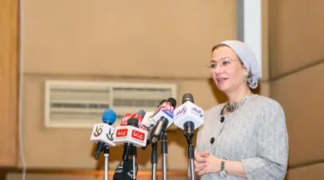 وزيرة البيئة تدشن حملة “قللها” لتعزيز الوعي بمخاطر الأكياس البلاستيكية على البيئة والصحة.