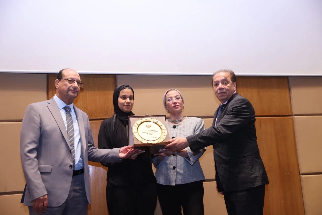 وزيرة البيئة تكرم الدكتور شريف الجبلي خلال احتفالية جوائز الصناعة المستدامة وزيرة البيئة تكرم الدكتور شريف الجبلي خلال احتفالية جوائز الصناعة المستدامة
