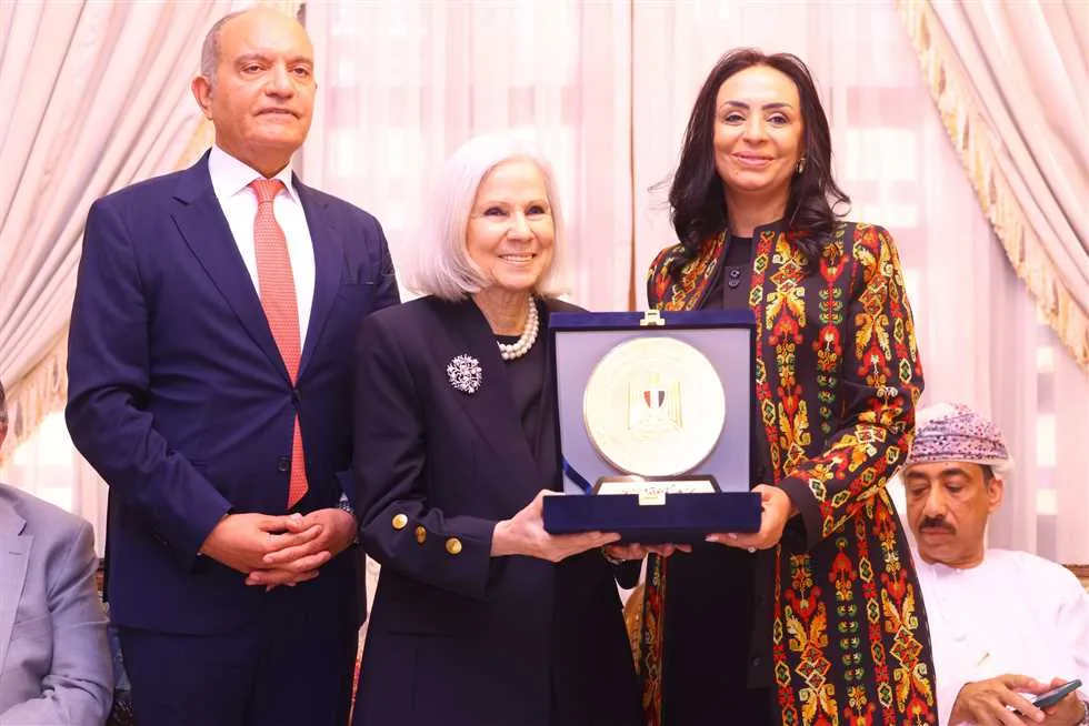 وزيرة التضامن تكرم السفيرة هيفاء أبو غزالة تقديراً لمساهماتها خلال فترة عملها في قطاع الشؤون الاجتماعية وزيرة التضامن تكرم السفيرة هيفاء أبو غزالة تقديراً لمساهماتها خلال فترة عملها في قطاع الشؤون الاجتماعية