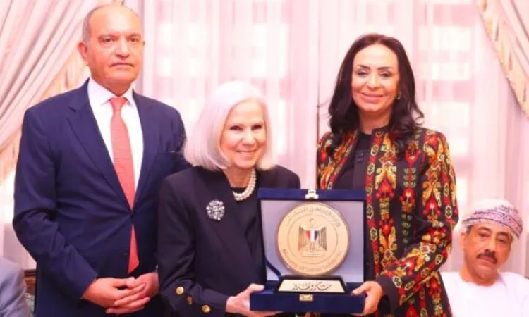 وزيرة التضامن تكرم السفيرة هيفاء أبو غزالة تكريمًا لمساهماتها في “الجامعة العربية” وزيرة التضامن تكرم السفيرة هيفاء أبو غزالة تكريمًا لمساهماتها في “الجامعة العربية”