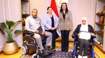 وزيرة التضامن تمنح إدارة شؤون ذوي الإعاقة جائزة التميز عن شهر مايو