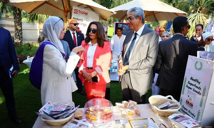 وزيرة التنمية المحلية تراجع معارض “أيادي مصر” و”خريجات منحة AUC SHE Can” وزيرة التنمية المحلية تراجع معارض “أيادي مصر” و”خريجات منحة AUC SHE Can”