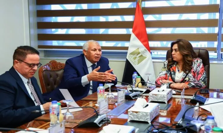 وزيرة التنمية المحلية تراقب بناء مركز لإنتاج الحرير الطبيعي في الوادي الجديد وزيرة التنمية المحلية تراقب بناء مركز لإنتاج الحرير الطبيعي في الوادي الجديد