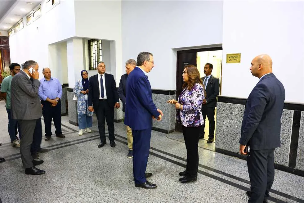 وزيرة التنمية المحلية تزور حي عابدين في القاهرة لمراقبة سير العمل بالمركز التكنولوجي وزيرة التنمية المحلية تزور حي عابدين في القاهرة لمراقبة سير العمل بالمركز التكنولوجي