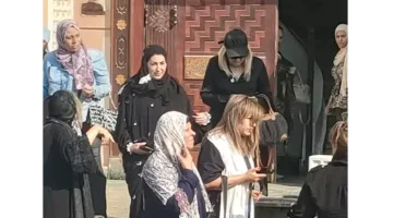 وفاء عامر مرتدية الحجاب خلال مراسم جنازة الفنانة الراحلة سميحة أيوب.. صورة