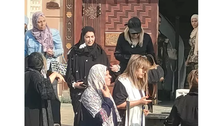 وفاء عامر مرتدية الحجاب خلال مراسم جنازة الفنانة الراحلة سميحة أيوب.. صورة