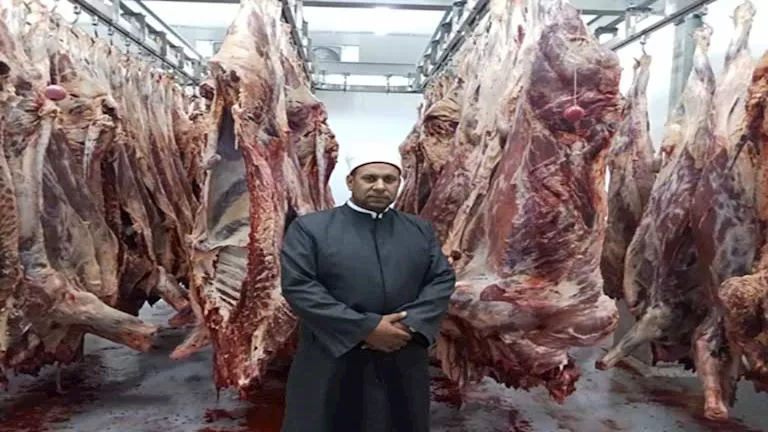 وفاءً لتضحياتهم.. “الأوقاف” تواصل تنفيذ ذبح صكوك الأضاحي لليوم الثالث
