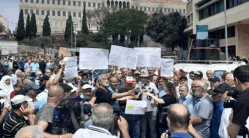 وقفة استنكارية للمتقاعدين أمام السرايا تأكيداً على حقوقهم القانونية