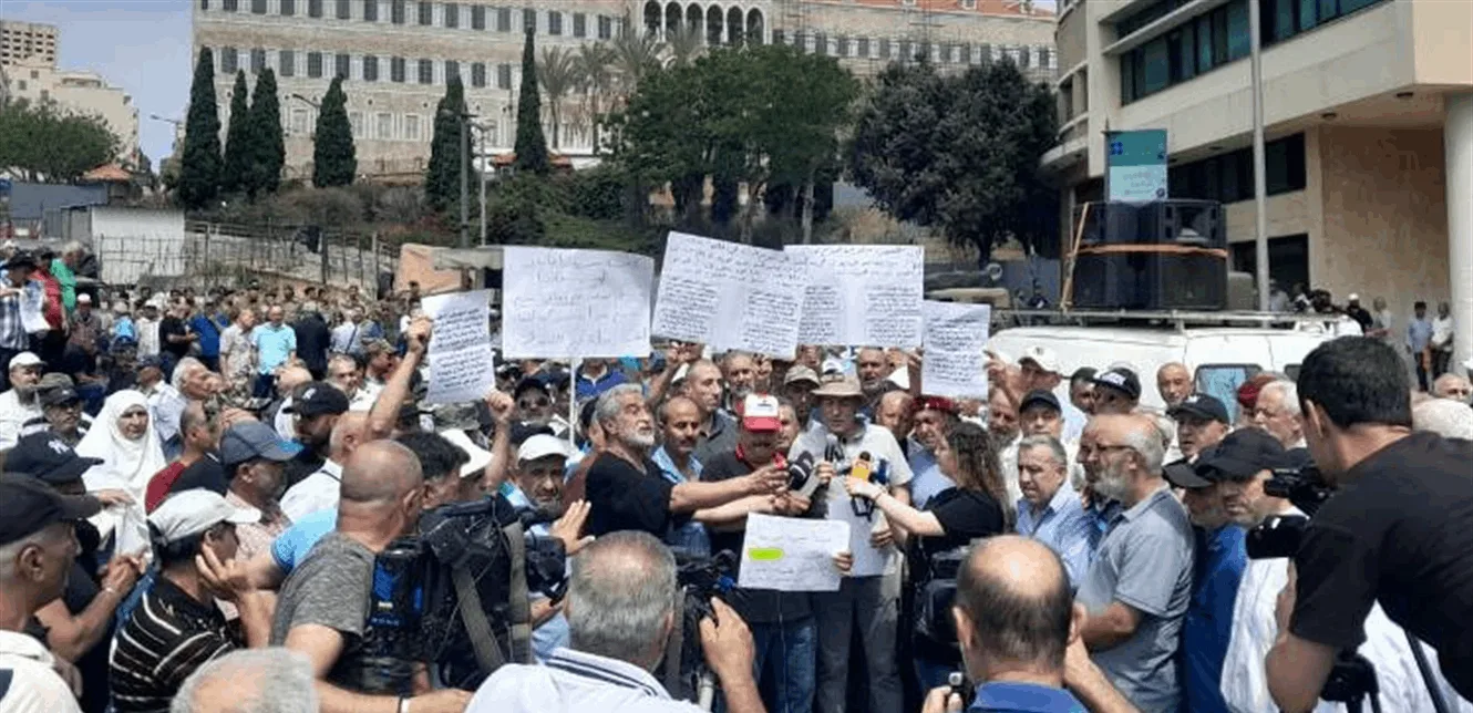 وقفة استنكارية للمتقاعدين أمام السرايا تأكيداً على حقوقهم القانونية وقفة استنكارية للمتقاعدين أمام السرايا تأكيداً على حقوقهم القانونية