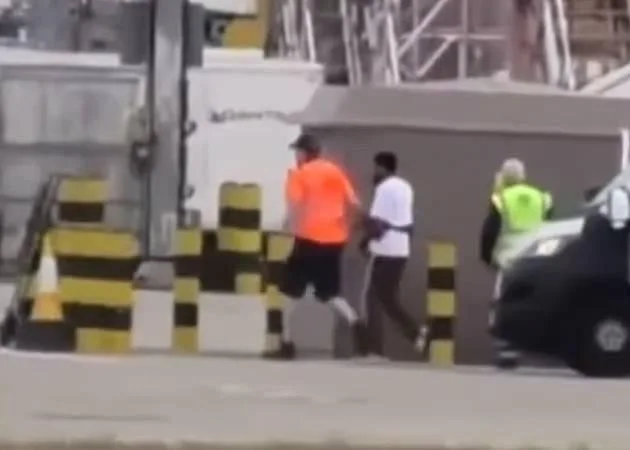 «وكأنها سباق».. مطاردة رجل على ممر مطار هيثرو «وكأنها سباق».. مطاردة رجل على ممر مطار هيثرو