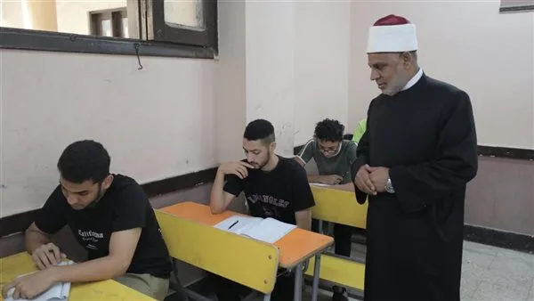 وكيل الأزهر يُعيّن لجنة طارئة لدراسة شكاوى طلاب الفرع العلمي بشأن امتحان الفيزياء. وكيل الأزهر يُعيّن لجنة طارئة لدراسة شكاوى طلاب الفرع العلمي بشأن امتحان الفيزياء.
