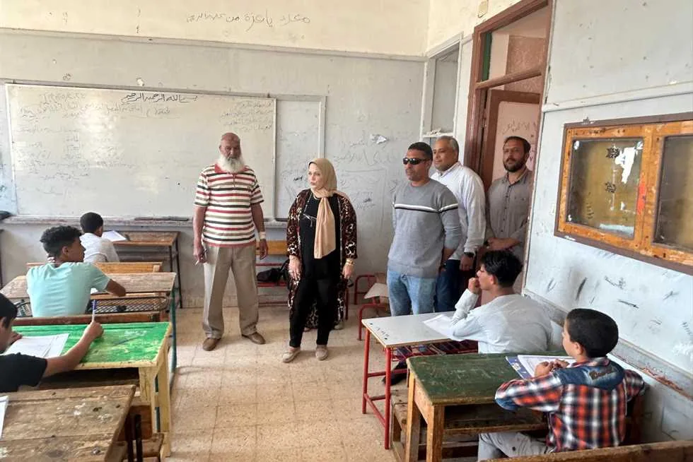 وكيل وزارة التعليم بمطروح تتابع امتحان اليوم الأخير للصف الإعدادي في لجان علم الروم وكيل وزارة التعليم بمطروح تتابع امتحان اليوم الأخير للصف الإعدادي في لجان علم الروم