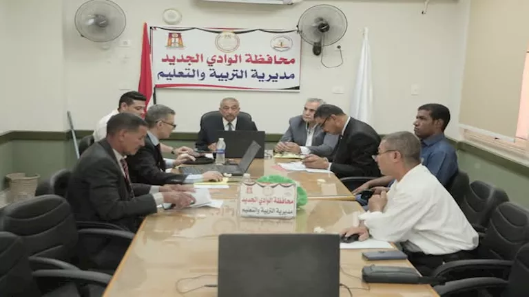 وكيل وزارة التعليم في الوادي الجديد يقود غرفة عمليات امتحانات الثانوية العامة وكيل وزارة التعليم في الوادي الجديد يقود غرفة عمليات امتحانات الثانوية العامة