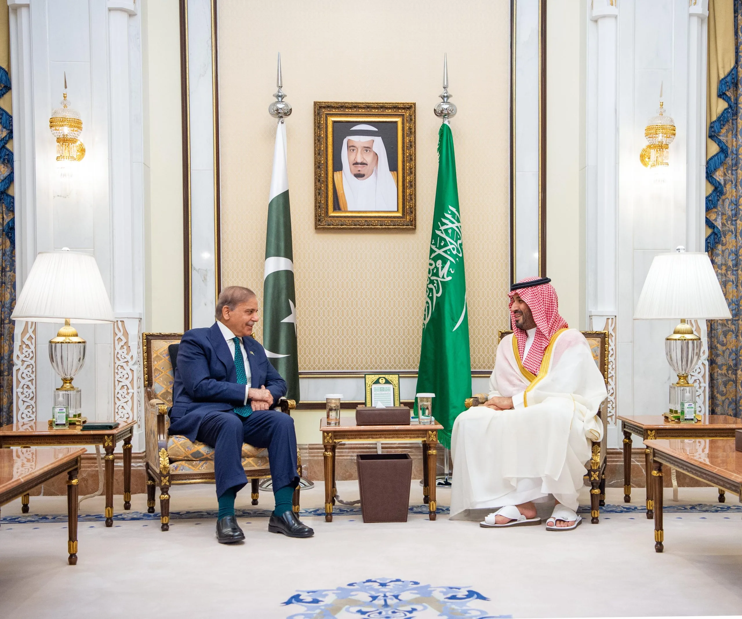 ولي العهد يتلقى نائب رئيس الوزراء الباكستاني لمناقشة فرص التعاون الثنائي ولي العهد يتلقى نائب رئيس الوزراء الباكستاني لمناقشة فرص التعاون الثنائي