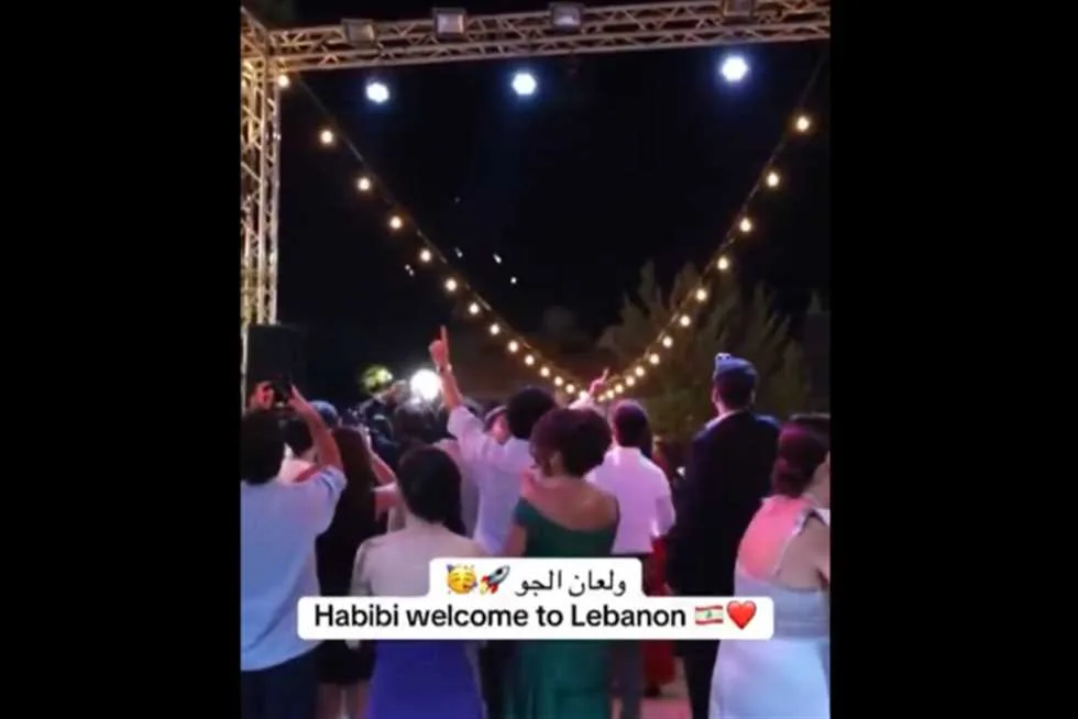 «يا قلبي، خطوة واحدة ليست خيالاً».. لحظة عبور صواريخ إيرانية فوق حفلة في لبنان أثناء عرض أغنية شيرين (فيديو) «يا قلبي، خطوة واحدة ليست خيالاً».. لحظة عبور صواريخ إيرانية فوق حفلة في لبنان أثناء عرض أغنية شيرين (فيديو)