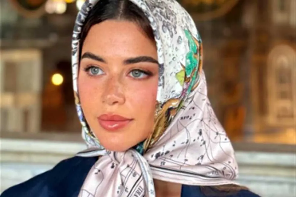 يارا السكري تبرز إطلالتها بالحجاب في مسجد آيا صوفيا بتركيا (صور) يارا السكري تبرز إطلالتها بالحجاب في مسجد آيا صوفيا بتركيا (صور)