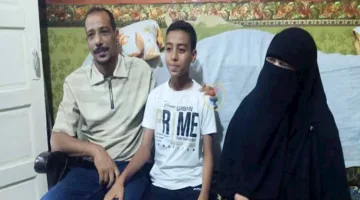 ياسين fulfills his promise to his mother by topping the ranks in the Al-Azhar Primary School in Suez.