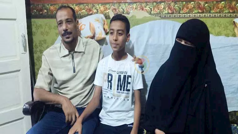 ياسين fulfills his promise to his mother by topping the ranks in the Al-Azhar Primary School in Suez. ياسين fulfills his promise to his mother by topping the ranks in the Al-Azhar Primary School in Suez.