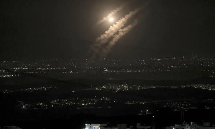 “يديعوت أحرونوت”: تصعيد جديد من الصواريخ الإيرانية وانطلاق صفارات الإنذار “يديعوت أحرونوت”: تصعيد جديد من الصواريخ الإيرانية وانطلاق صفارات الإنذار